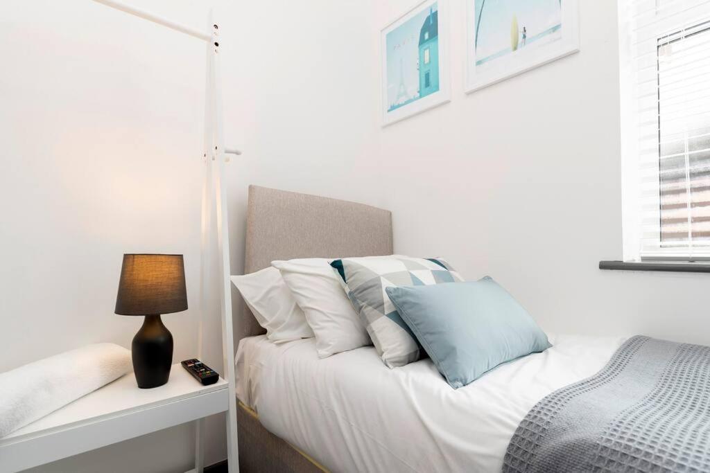 Modern Centrally Located 3 Bed Property With Tvs In Each Bedroom Super Fast Wifi And Crisp White Hotel Linen Hosted By Our Home Short Stays ดาร์ลิงตัน ภายนอก รูปภาพ